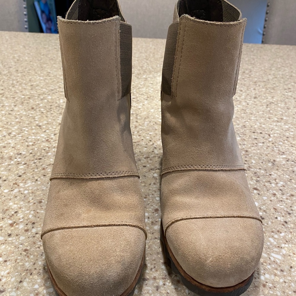 SZ 8 gently used Chelsea Sorels purchased 2 yr ago